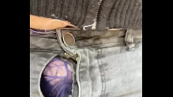 Balade en string SHEIN dans la zone commerciale et perd son pantalon révélant son sexe
